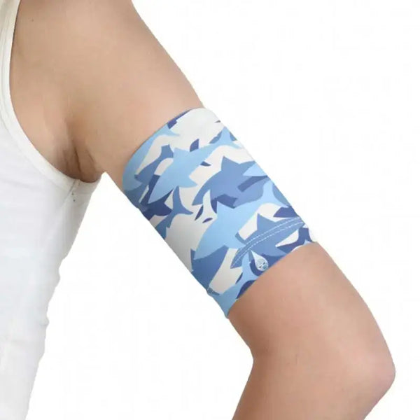 Glucose sensor armband in sea and beach design worn on the upper arm, suitable for swimming and sports.