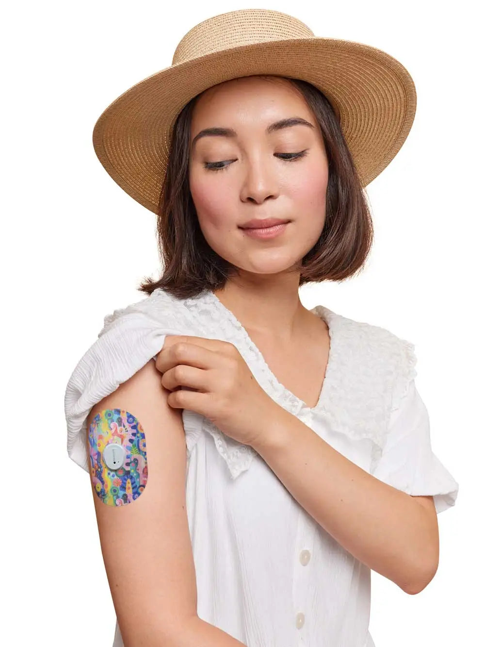 Plaster til Dexcom G7, design Ethereal Bloom, båret på armen af en kvinde