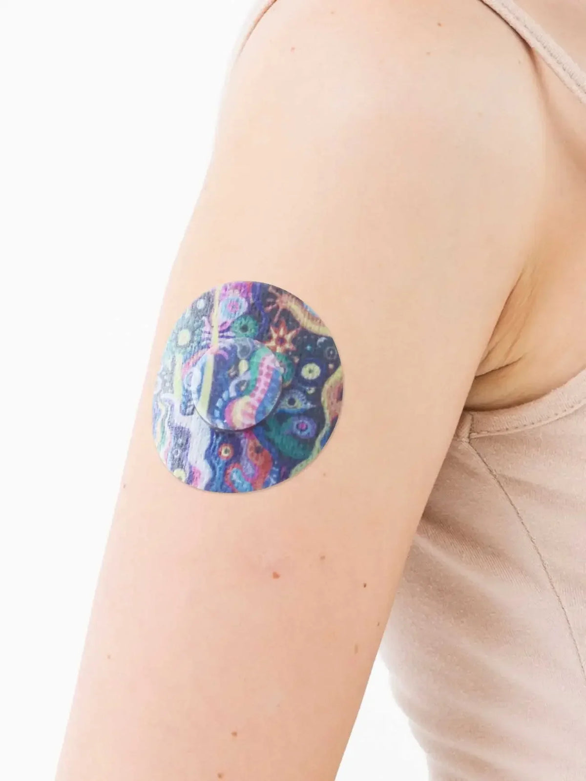 Plaster til FreeStyle Libre 3, design Lucid Echo, på armen