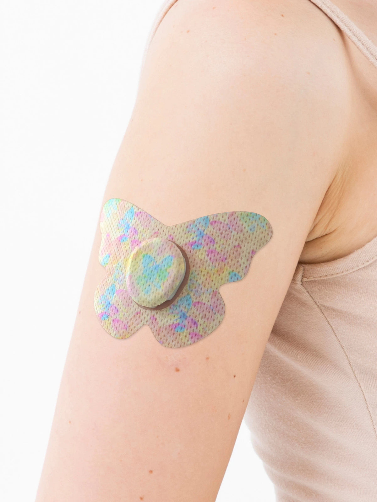 Plaster til Dexcom G7, form: sommerfugl, på armen, nærbillede