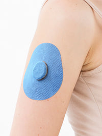 Plaster til Dexcom G7, form: dråbe, på armen, nærbillede