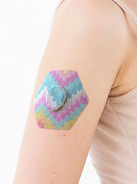 Plaster til Dexcom G7, form: sekskantet, på armen, nærbillede