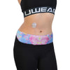 Justerbart bælte til insulinpumpe – tie-dye print, G-Hook-lukning | Dia Belly-Belt 2