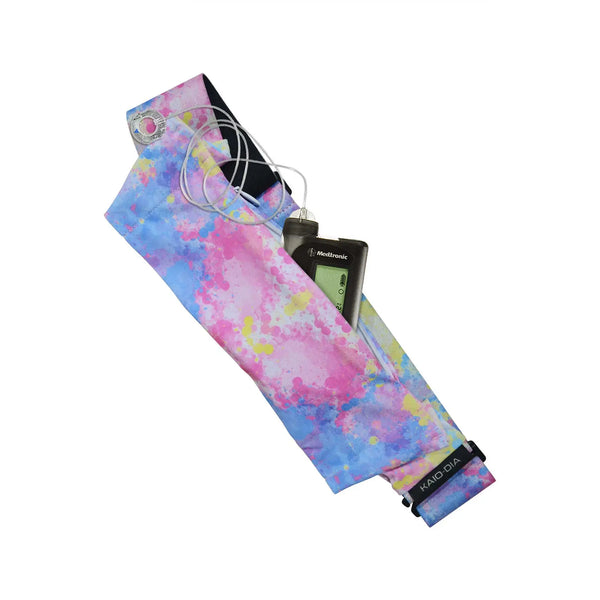 Justerbart bælte til insulinpumpe – tie-dye print, G-Hook-lukning | Dia Belly-Belt 2