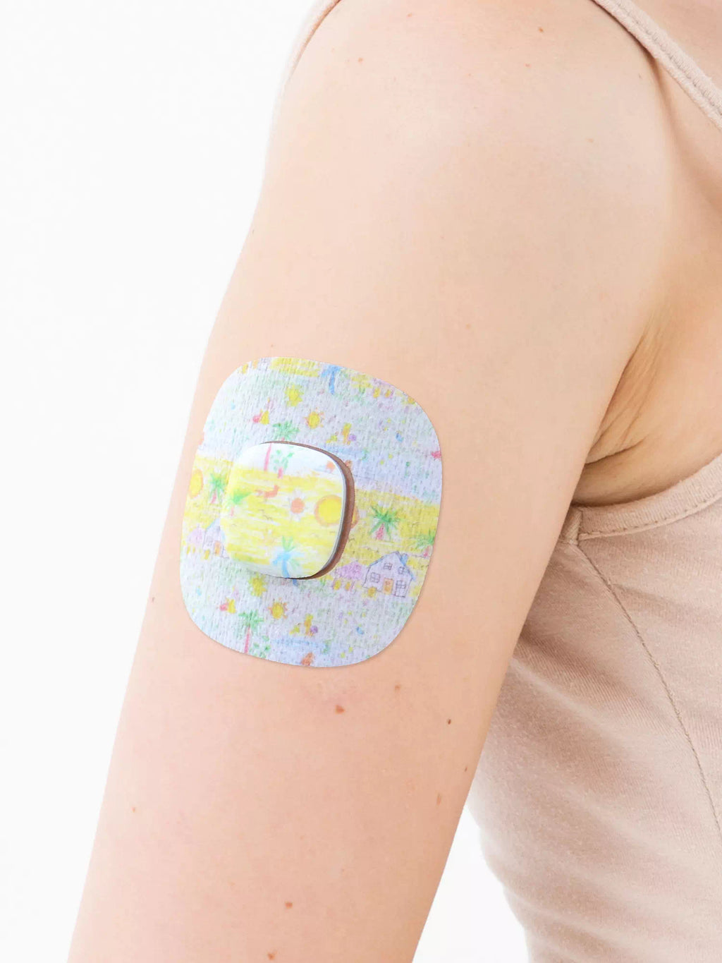 Plaster til Simplera Sync, design Childhood Memories, på armen