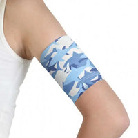 Glucose sensor armband in sea and beach design worn on the upper arm, suitable for swimming and sports.